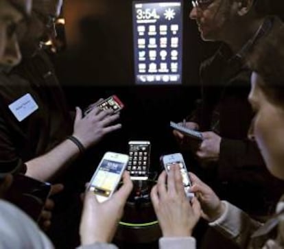 Varias personas usando smartphones. EFE/Archivo