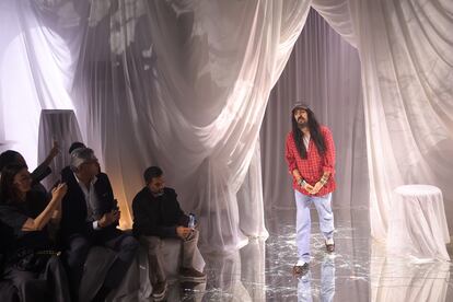 Alessandro Michele, director creativo de Valentino, saludando al terminar su desfile.