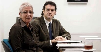 La directora de atención a las víctimas, Maixabel Lasa, y su adjunto, Txema Urkijo, en Vitoria.