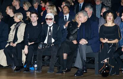 Maria Grazia Chiuri, Robert Pattinson, Karl Lagerfeld, Helene Mercier-Arnault, y su marido, en un desfile de Dior.