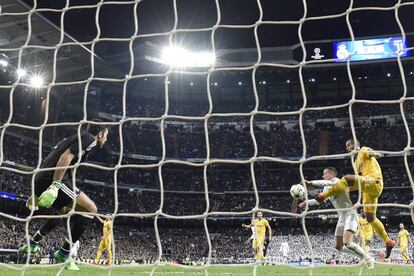 Benatia obstaculiza el remate de Lucas Vázquez durante el Madrid-Juventus en el Bernabéu.