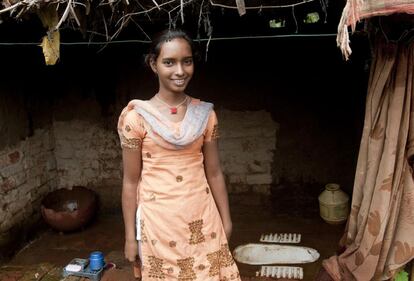 Sapna Prajapati muestra su baño en Haipur, en el estado de Madhya Pradesh. que a pesar de su riqueza en diamantes, es más conocido por la miseria de sus gentes.