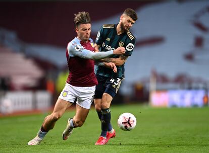 Grealish, a la izquierda, ante Klich, del Leeds.