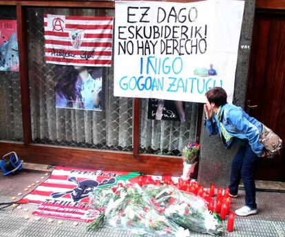 Homenaje a Íñigo Cabacas, en el lugar donde fue alcanzado por una pelota de goma.