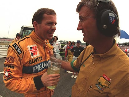 Martin Brundle habla con el jefe de equipo Eddie Jordan en 1996.