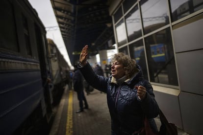 Natalia, de 57 años, se despide de su hija y su nieto, subidos en un tren con destino a Mariupol, en la estación de Kiev. El ejército ruso asedia la ciudad costera, en el mar de Azov, y ha entrado ya en la ciudad portuaria de Jersón, punto estratégico en la desembocadura del río Dnipro, cerca del mar Negro.