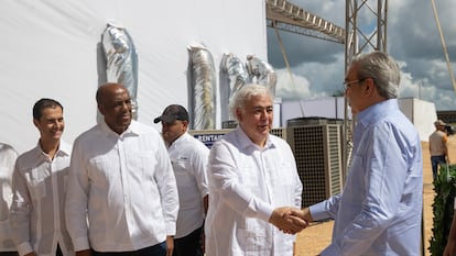 El presidente de la República Dominicana, Luis Abinader, con el presidente de Ecoener Luis de Valdivia.