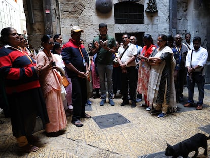 Un grupo de peregrinos cristianos llegados de la India rezan el Vía Crucis por la Vía Dolorosa en la ciudad vieja de Jerusalén, pocas horas después del ataque llevado a cabo por Irán con drones y misiles.