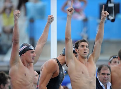 Phelps y sus compañeros del equipo estadounidense celebran la victoria en la final.