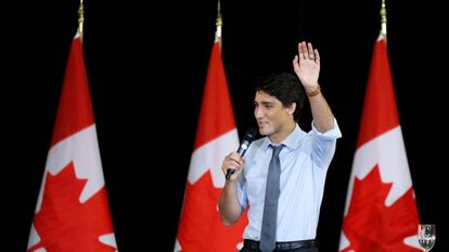 O primeiro-ministro Justin Trudeau, em uma conversa com jovens líderes em Ottawa, nesta segunda.