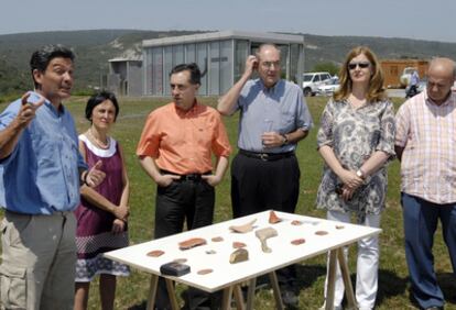 El director del yacimiento, primero a la izquierda, junto a Lorena López de Lacalle y Xabier Aguirre a su lado.