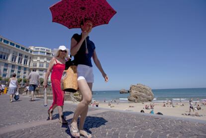 Una mujer con sombrilla en la Grand Plage de Biarritz