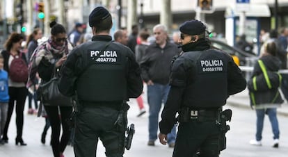 Dos antidisturbios de los Mossos con el chaleco y el NOP actual visible en la espalda.