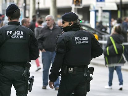 Dos mossos en Barcelona.