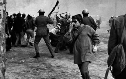 Carga policial en Barcelona contra un grupo de manifestantes en 1976.