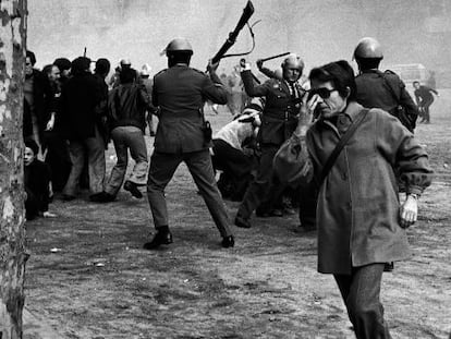 Carga policial en Barcelona contra un grupo de manifestantes en 1976.