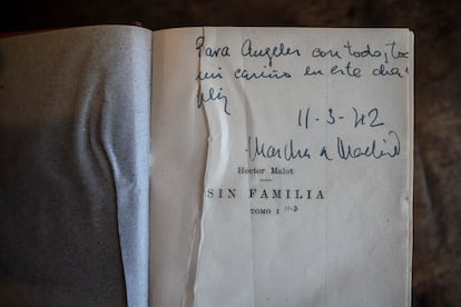 Un libro dedicado por Miguel Delibes que se encuentra en el escritorio donde trabajaba.