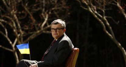 El diplom&aacute;tico ucranio &mdash;con una bandera de su pa&iacute;s&mdash; en el jard&iacute;n de la embajada en Madrid. 