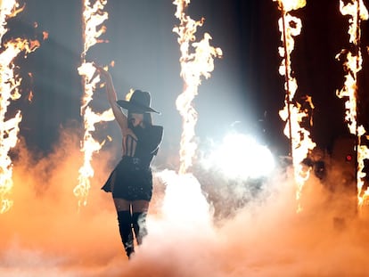 Becky G actúa en el escenario durante los MTV EMAs 2019.