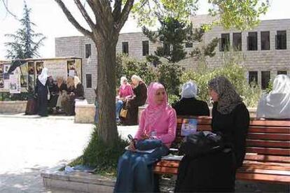 Alumnas palestinas, a las puertas del centro educativo.