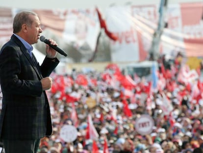 El presidente turco Recep Tayyip Erdogan pide a sus seguidores voten s&iacute; en el referendum durante el mitin celebrado este s&aacute;bado en Estambul.