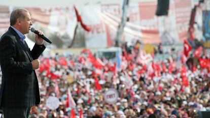 El presidente turco Recep Tayyip Erdogan pide a sus seguidores voten s&iacute; en el referendum durante el mitin celebrado este s&aacute;bado en Estambul.