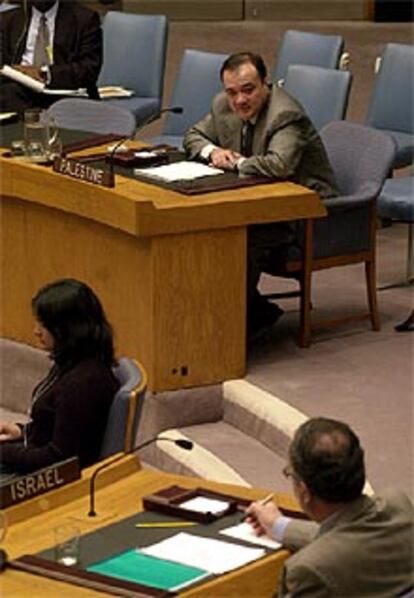 El representante palestino escucha al israelí, durante la reunión de la ONU.