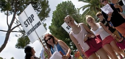 Protesta de gu&iacute;as tur&iacute;sticos en el Park G&uuml;ell, en Barcelona.
