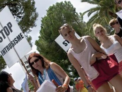 Protesta de gu&iacute;as tur&iacute;sticos en el Park G&uuml;ell, en Barcelona.