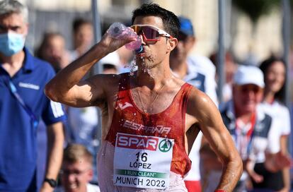 El español Miguel Ángel López se hidrata durante la final de la carrera masculina.