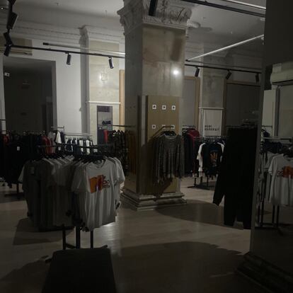 Tienda de Kiev sin electricidad. "Es difícil ver cómo te sienta la ropa sin luz", asegura, irónico, Ananich. 