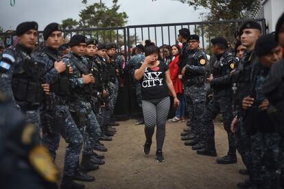 Centenas de cidadãos hondurenhos se reuniram no terminal de ônibus da cidade. Na quarta-feira (15/01), eles começaram a viagem. Em 2018, a rota sul, que passa por Esquipulas, na Cidade da Guatemala, e chega a Tapachula, já no México, atraiu a maioria. Desta vez, uma parte foi para lá, mas muitos passaram de Honduras para a Guatemala através da passagem de Corinto, perto do mar do Caribe. Na imagem, a polícia guatemalteca transfere migrantes hondurenhos do abrigo da Casa del Migrante para o posto de fronteira Agua Caliente, para realizar o processo de imigração que lhes permite permanecer legalmente na Guatemala, no dia 16 de janeiro.