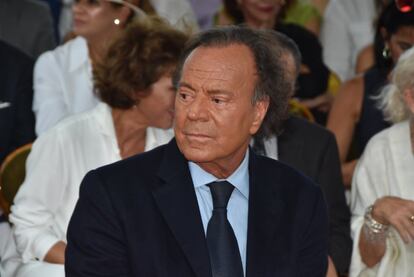 El despacho de abogados sevillano Bufete Osuna ha conseguido una prueba de ADN que arroja un resultado del 99,99 %, el máximo posible, que concluye que el cantante Julio Iglesias tiene un hijo hasta ahora secreto, un valenciano de unos 40 años de edad.