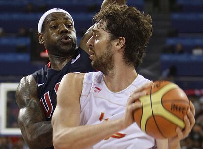 Pau Gasol trata de eludir el acoso de LeBron James en un momento del partido de ayer.