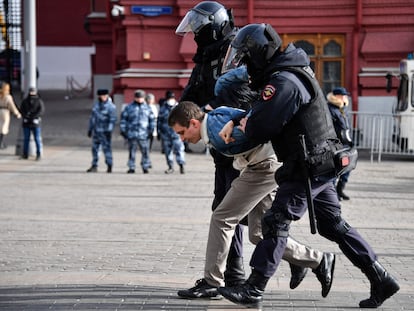 Un hombre es detenido durante una protesta contra la guerra en Moscú, el pasado 13 de marzo.