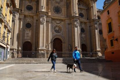 Granada ha afrontado sin turistas el primer día laborable en estado de alarma. La ciudad de la Alhambra ha comenzado la semana este lunes sin los pocos turistas que aún quedaban en el inicio del fin de semana por las calles normalmente bulliciosas de su centro y barrios históricos. Imagen tomada el 16 de marzo.