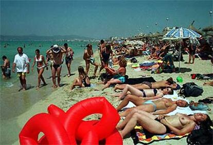 Varias turistas toman el sol en la playa del Arenal, en Palma de Mallorca.