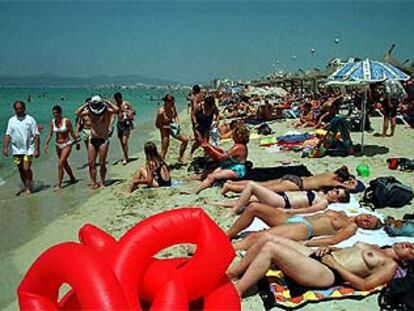 Varias turistas toman el sol en la playa del Arenal, en Palma de Mallorca.