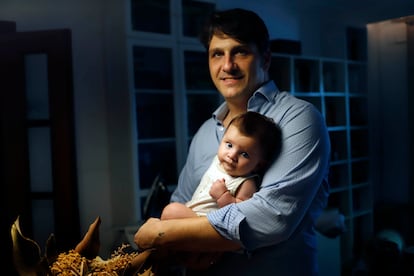 Jorge Caprile, padre autónomo, con su hijo Elio.