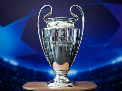 El trofeo de campeón de la Champions League en Estambul (Turquía).