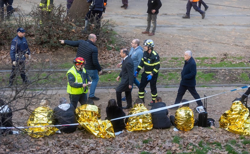Al menos dos muertos y 40 heridos al descarrilar un tranvía en Milán ...
