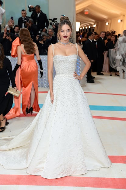 La modelo y empresaria Miranda Kerr eligió un sencillo vestido blanco con corsé de Dior.