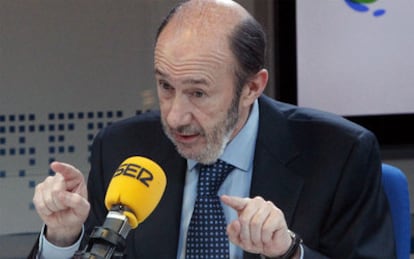 El vicepresidente del Gobierno, Alfredo Pérez Rubalcaba, durante en la entrevista en la cadena SER.