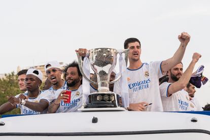 El autobús del Real Madrid recorrió el Paseo de la Castellana hasta llegar a Cibeles, con Courtois y Marcelo en la cabecera.