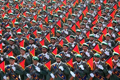Tropas de la Guardia Revolucionaria iraní marchan en un desfile militar por el 36 aniversario de la invasión iraquí a Irán, en las afueras de Teherán (Irán). Las fuerzas armadas de Irán han cerrado un acuerdo de ayuda de 38 mil millones de dólares con Estados Unidos e Israel, que fortalecerá al ejército iraní.