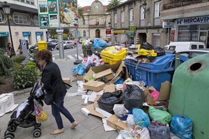 Basura acumulada en una calle de Ponteareas.