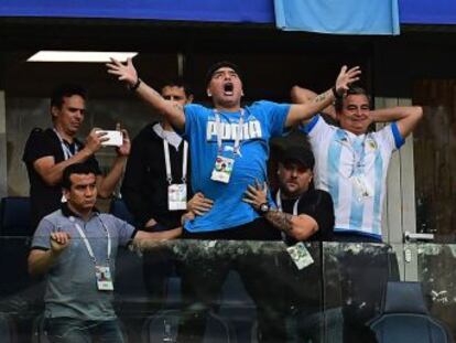 La errática actitud del exjugador argentino vuelve a poner de actualidad el ascenso y caída de una leyenda del fútbol