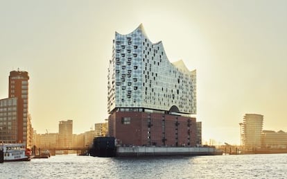 La Elbphilharmonie (Filarmónica del Elba), también conocida como Elphi, se alza junto al río y forma parte del proyecto urbanístico de la HafenCity (Ciudad Puerto).