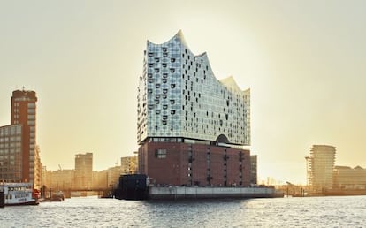 La Elbphilharmonie (Filarm&oacute;nica del Elba), tambi&eacute;n conocida como Elphi, se alza junto al r&iacute;o y forma parte del proyecto urban&iacute;stico de la HafenCity (Ciudad Puerto).