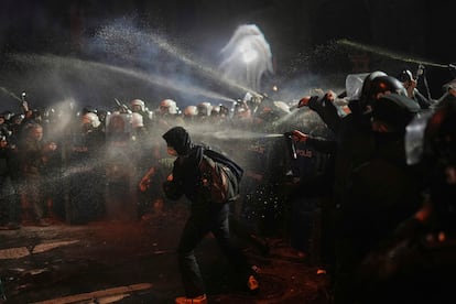 La policía lanza gas pimienta a los manifestantes durante una protesta en Estambul, este domingo. 